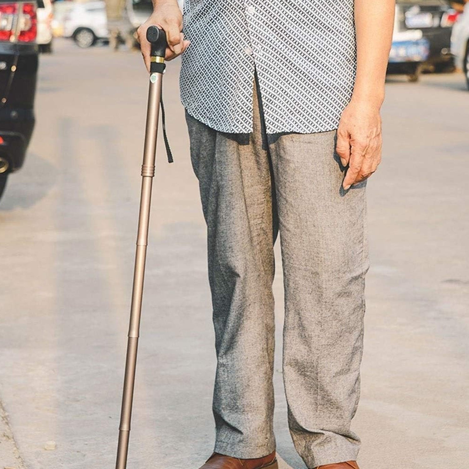 Foldable and adjustable walking cane with sleek T handles, lightweight and portable. Foldable and adjustable walking cane with sleek T handles, lightweight and portable.